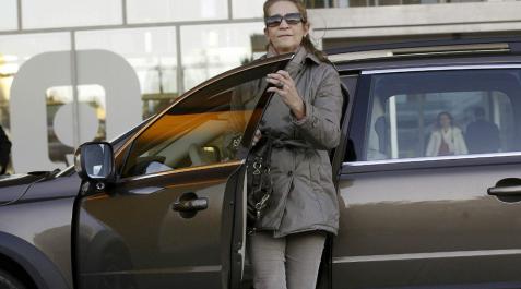 La infanta Elena a su llegada al Hospital para ver a su padre. La infanta Elena a su llegada al Hospital para ver a su padre.