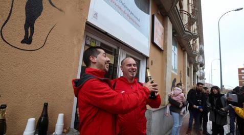 Escuela de judo reparte 80 millones del Gordo en barrio humilde de Salamanca Escuela de judo reparte 80 millones del Gordo en barrio humilde de Salamanca