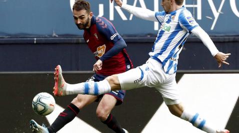 Adrián centra desde la derecha ante la oposición de Monreal. Adrián centra desde la derecha ante la oposición de Monreal.