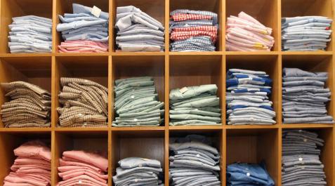 Una madre denuncia a una profesora en Pamplona por poner a su hijo una bata rosa Una madre denuncia a una profesora en Pamplona por poner a su hijo una bata rosa