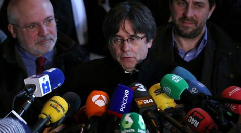 Puigdemont, rodeado por Antoni Comin y Lluis Puig en el Palacio de Justicia de Bruselas. Puigdemont, rodeado por Antoni Comin y Lluis Puig en el Palacio de Justicia de Bruselas.
