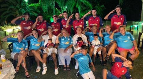 El Chimy Ávila junto a toda su familia vestida de Osasuna haciendo el gesto del Comandante. El Chimy Ávila junto a toda su familia vestida de Osasuna haciendo el gesto del Comandante.