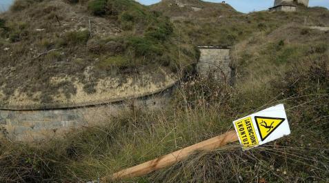 El Fuerte de San Cristóbal, en absoluto abandono Las pintadas se solapan desde hace años en sus muros exteriores. El estado de dejadez es “absoluto”, dicen quienes suben a diario a lo alto de la cima del monte Ezkaba, declarado en noviembre de 2001 Bien de Interés Cultural.
