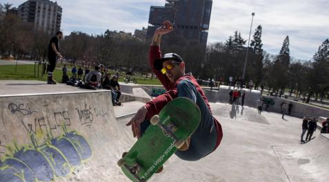 Un skater hace un truco en la pista de Antoniutti en marzo de este año. Un skater hace un truco en la pista de Antoniutti en marzo de este año.