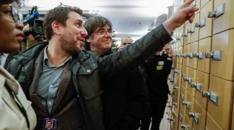 Puigdemont y Comín recogen su acreditación provisional como eurodiputados Puigdemont y Comín recogen su acreditación provisional como eurodiputados