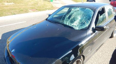 Así quedó la luna delantera del coche tras el atropello. Así quedó la luna delantera del coche tras el atropello.