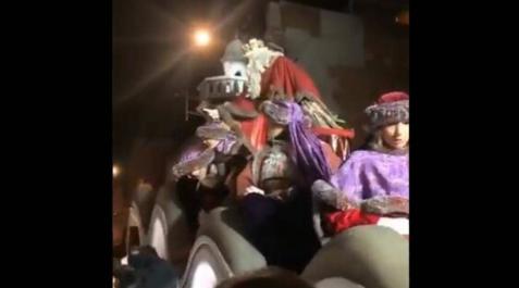 El rey Melchor, en la cabalgata de Terrassa, lanzando caramelos con fuerza. El rey Melchor, en la cabalgata de Terrassa, lanzando caramelos con fuerza.
