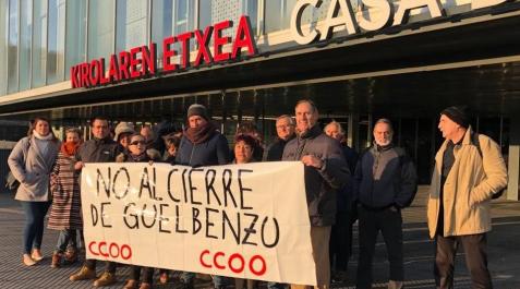 Plantilla y usuarios de Guelbenzu se concentran contra el cierre del centro Plantilla y usuarios de Guelbenzu se concentran contra el cierre del centro