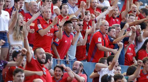 La afición de Osasuna festeja uno de los goles ante el F.C. Barcelona La afición de Osasuna festeja uno de los goles ante el F.C. Barcelona