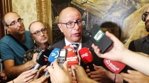 Carlos Gimeno atiende a los medios tras asumir su cargo. Carlos Gimeno atiende a los medios tras asumir su cargo.