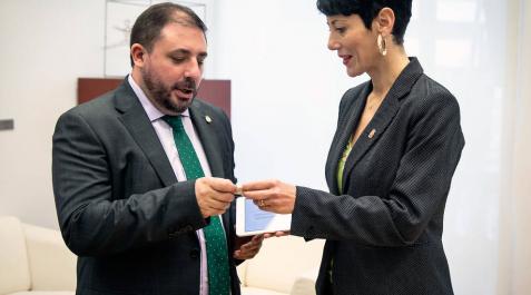Saiz entrega en el Parlamento el proyecto de Presupuestos de Navarra, por 4.557 millones Saiz entrega en el Parlamento el proyecto de Presupuestos de Navarra, por 4.557 millones