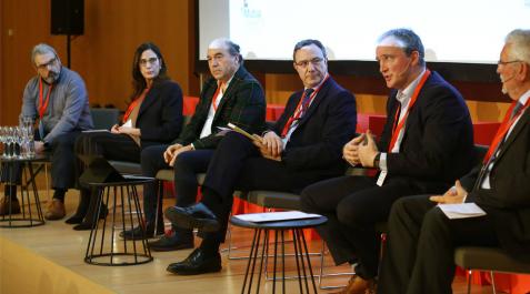 Participantes de la mesa organizada por la Fundación Industrial, donde diferentes empresas expusieron sus experiencias. De izquierda a derecha: José Antonio Yeregui (director general de Industrias Laneko), Margarita Sánchez (directora general de Amimet), Julián Jiménez (director de fábrica de SKF Española), Juan Carlos Franquet (Clave Mayor, moderador), Juan Manuel Gorostiaga (gerente de Mutua Navarra) y Alfonso Antoñanzas (director general de Exkal). Participantes de la mesa organizada por la Fundación Industrial, donde diferentes empresas expusieron sus experiencias. De izquierda a derecha: José Antonio Yeregui (director general de Industrias Laneko), Margarita Sánchez (directora general de Amimet), Julián Jiménez (director de fábrica de SKF Española), Juan Carlos Franquet (Clave Mayor, moderador), Juan Manuel Gorostiaga (gerente de Mutua Navarra) y Alfonso Antoñanzas (director general de Exkal).