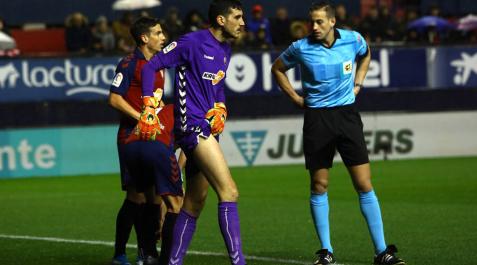 Sergio Herrera se lleva la mano al muslo derecho. Jugó lesionado desde el minuto 10, al tapar una internada de Enes Ünal. Sergio Herrera se lleva la mano al muslo derecho. Jugó lesionado desde el minuto 10, al tapar una internada de Enes Ünal.