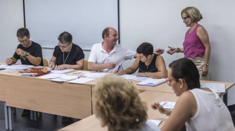Las familias, “aliviadas” por mantener la clase de Religión aunque aún ven “amenazas” Las familias, “aliviadas” por mantener la clase de Religión aunque aún ven “amenazas”