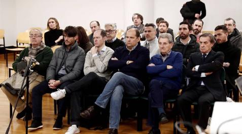 Comienza el caso Osasuna El juicio por el denominado caso Osasuna ha comenzado este lunes pasadas las 9.30 horas. La Sección Segunda de la Audiencia de Navarra enjuicia a seis exdirectivos de Osasuna, tres exjugadores del Betis y dos agentes inmobiliarios acusados de delitos de apropiación indebida, societarios, falsedad en documento mercantil, falsificación de las cuentas anuales y corrupción deportiva (por el supuesto amaño de partidos).
