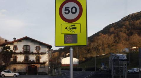 Tramo limitado a 50km/h de la N-121-A a su paso por Ventas de Arraitz. Tramo limitado a 50km/h de la N-121-A a su paso por Ventas de Arraitz.