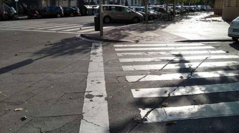 Fotos de los lectores de pasos de cebra de Pamplona que incumplen la ordenanza La Ordenanza vigente en Pamplona desde el 2 de agosto, prohíbe aparcar en los 5 metros previos a un paso peatonal
