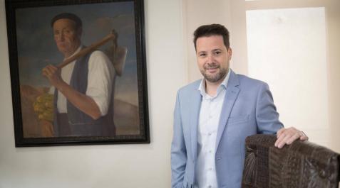 Alejandro Toquero posa en el despacho de alcaldía con el cuadro de su bisabuelo a sus espaldas. Alejandro Toquero posa en el despacho de alcaldía con el cuadro de su bisabuelo a sus espaldas.