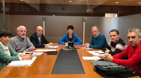 La consejera Elma Saiz y el presidente del sindicato UAGN, Félix Bariain, durante la reunión. La consejera Elma Saiz y el presidente del sindicato UAGN, Félix Bariain, durante la reunión.