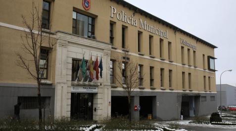 Gómez (Geroa Bai) retira la cabeza de un toro de la sede de Policía Municipal Gómez (Geroa Bai) retira la cabeza de un toro de la sede de Policía Municipal