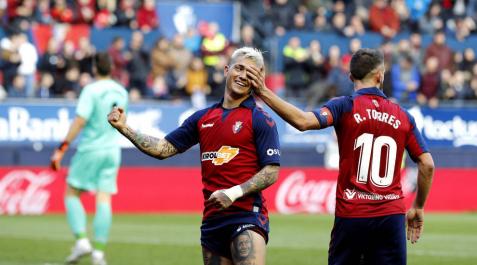 Los jugadores de Osasuna 'Chimy' Ávila y Roberto Torres, en un partido disputado en El Sadar. Los jugadores de Osasuna 'Chimy' Ávila y Roberto Torres, en un partido disputado en El Sadar.