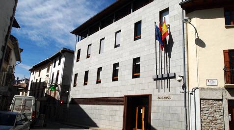 Roban la bandera de España y la de Europa del juzgado de Aoiz Roban la bandera de España y la de Europa del juzgado de Aoiz