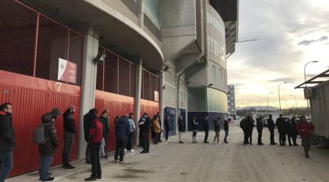 Colas en El Sadar para coger las entradas de la Copa del Rey ante la Real Sociedad. Colas en El Sadar para coger las entradas de la Copa del Rey ante la Real Sociedad.
