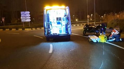 El motorista, atendido en la ronda a la altura de Ansoáin. El motorista, atendido en la ronda a la altura de Ansoáin.