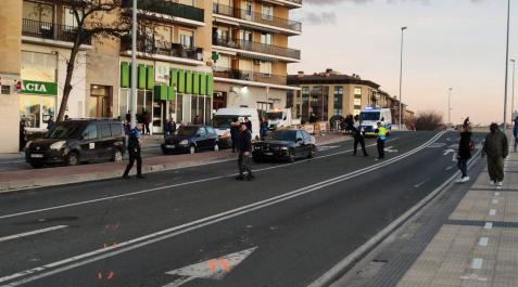 Fotos del atropello de dos peatones en Cuatrovientos Dos jóvenes, un chico y una chica, resultaron heridos este lunes 10 de febrero tras sufrir un atropello en el puente de Cuatrovientos.