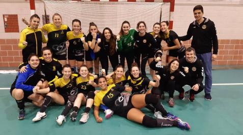 La plantilla del Lagunak, a la que ha vuelto como técnico Álvaro Pascual, celebrando el pasado sábado la victoria conseguida en la pista de El Pendo Camargo (19-26). La plantilla del Lagunak, a la que ha vuelto como técnico Álvaro Pascual, celebrando el pasado sábado la victoria conseguida en la pista de El Pendo Camargo (19-26).
