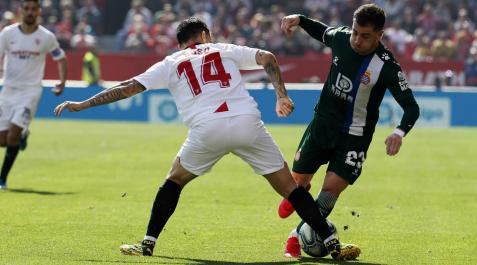 El Sevilla rescata un punto ante un Espanyol en inferioridad El Sevilla rescata un punto ante un Espanyol en inferioridad