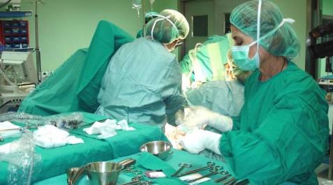 Imagen de varios sanitarios durante una intervención quirúrgica. Imagen de varios sanitarios durante una intervención quirúrgica.