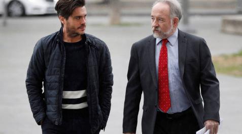 El expresidente de la Fundación Osasuna, Diego Maquírriain, conversa con su abogado a su llegada, el lunes, al Palacio de Justicia de Navarra. El expresidente de la Fundación Osasuna, Diego Maquírriain, conversa con su abogado a su llegada, el lunes, al Palacio de Justicia de Navarra.