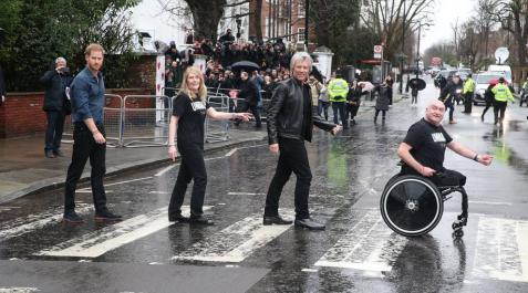 El príncipe Enrique y Jon Bon Jovi posan para una foto en el mítico paso de cebra de Abbey Road con fines caritativos El príncipe Enrique y Jon Bon Jovi posan para una foto en el mítico paso de cebra de Abbey Road con fines caritativos