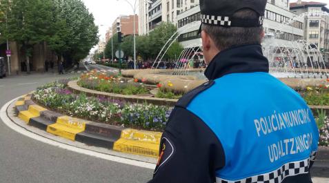 Un policía municipal, en Pamplona. Un policía municipal, en Pamplona.