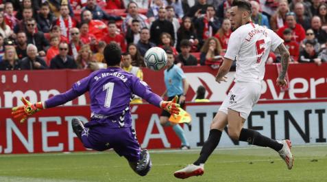 Ocampos dispara por encima de Sergio Herrera. Ocampos dispara por encima de Sergio Herrera.