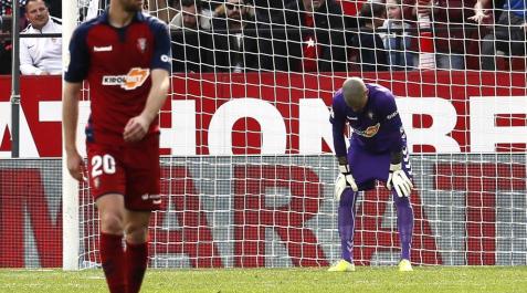 Brasanac y Rubén se lamentan tras encajar el tercer gol. Brasanac y Rubén se lamentan tras encajar el tercer gol.