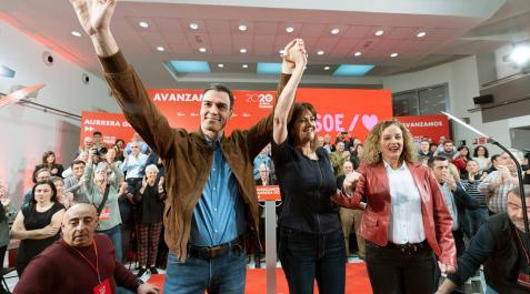 El presidente del Gobierno, Pedro Sánchez, acompañado por la candidata a Lehendakari, Idoia Mendia (c) y la secretaria general de Álava, Cristina González, en Vitoria. El presidente del Gobierno, Pedro Sánchez, acompañado por la candidata a Lehendakari, Idoia Mendia (c) y la secretaria general de Álava, Cristina González, en Vitoria.