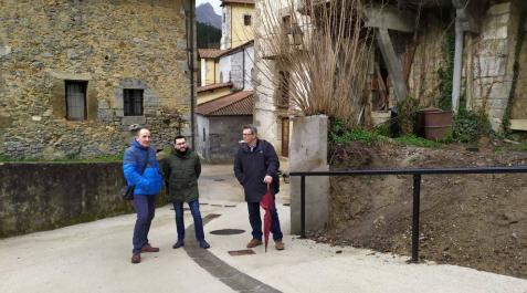 El alcalde de Betelu, Mikel Rekalde; el director general de Administración Local y Despoblación, Jesús María Rodríguez; y el arquitecto José Miguel Rodríguez visitan una de las calles renovadas de Betelu. El alcalde de Betelu, Mikel Rekalde; el director general de Administración Local y Despoblación, Jesús María Rodríguez; y el arquitecto José Miguel Rodríguez visitan una de las calles renovadas de Betelu.