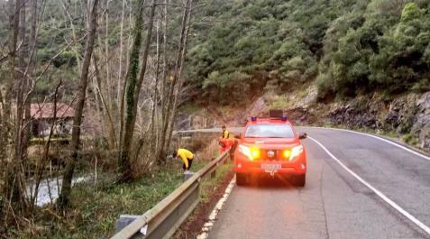 Bomberos forestales del parque de Auritz intervienen en la carretera NA-1300. Bomberos forestales del parque de Auritz intervienen en la carretera NA-1300.