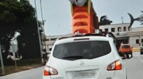 Dos denunciados contra la seguridad del tráfico tras circular en el techo del coche subido a un tobogán Dos denunciados contra la seguridad del tráfico tras circular en el techo del coche subido a un tobogán