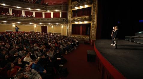 Casi 1.200 alumnos navarros acuden al Gayarre a ver la obra 'Barro' Casi 1.200 alumnos navarros acuden al Gayarre a ver la obra 'Barro'