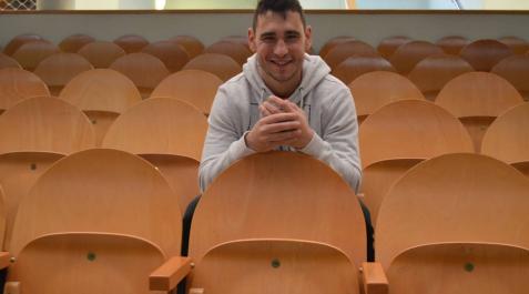 Diego Iturriaga posa en las butacas de cancha del frontón Labrit unos días después de su despedida como pelotari de Baiko. Diego Iturriaga posa en las butacas de cancha del frontón Labrit unos días después de su despedida como pelotari de Baiko.