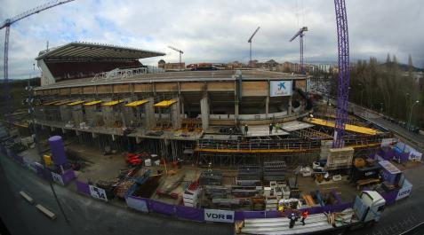 Las obras del estadio de El Sadar vistas desde una de las terrazas del pabellón Navarra Arena. El fondo norte luce la nueva estructura exterior del Muro Rojo sobre la que crecerá el anillo superior, quitando las cubiertas actuales, a partir de mayo. Las obras del estadio de El Sadar vistas desde una de las terrazas del pabellón Navarra Arena. El fondo norte luce la nueva estructura exterior del Muro Rojo sobre la que crecerá el anillo superior, quitando las cubiertas actuales, a partir de mayo.
