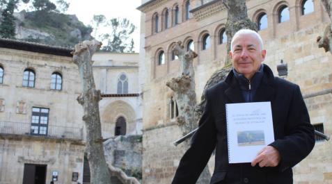 Esteban Ugarte Álvarez posa con su publicación en la plaza San Martín de Estella. Esteban Ugarte Álvarez posa con su publicación en la plaza San Martín de Estella.