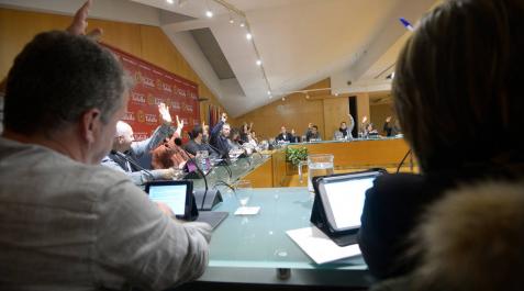 Los concejales del ayuntamiento de Tafalla, durante una de las votaciones del pleno de este martes Los concejales del ayuntamiento de Tafalla, durante una de las votaciones del pleno de este martes