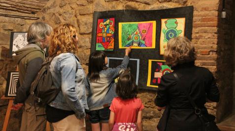 Padres y alumnos contemplan una exposición de pintura abstracta realizada por escolares. Padres y alumnos contemplan una exposición de pintura abstracta realizada por escolares.