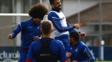 Aridane disputa un balón aéreo con Enric Gallego en el entrenamiento de este miércoles. Aridane disputa un balón aéreo con Enric Gallego en el entrenamiento de este miércoles.
