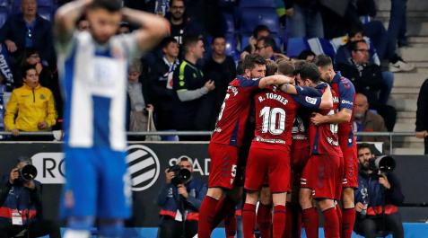 Osasuna se reivindica con una remontada épica y hunde al Espanyol Osasuna se reivindica con una remontada épica y hunde al Espanyol