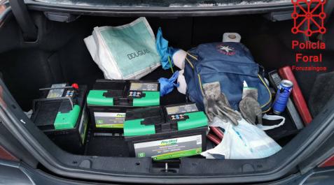 Las baterías robadas fueron encontradas en el maletero del coche Las baterías robadas fueron encontradas en el maletero del coche